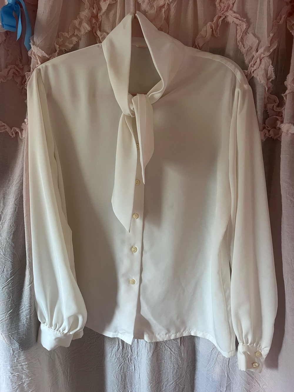 Vintage Ivory Tie-Neck Blouse pussybow blouse 70’s 80’s
